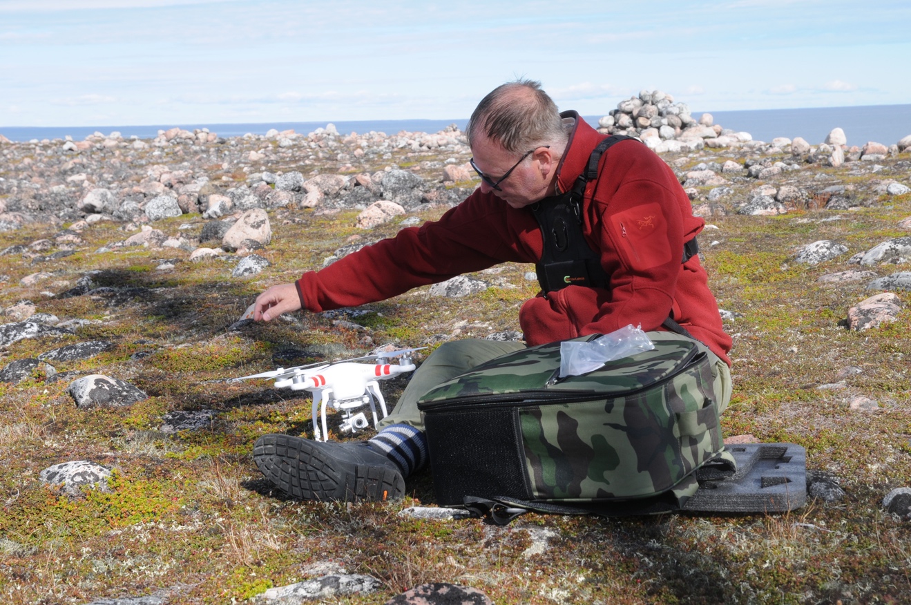 Prof. Denis Gadbois prépare le drone pour photographie aérienne.